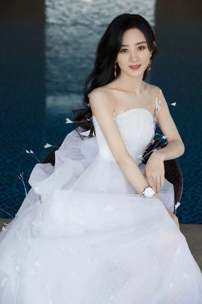 Triệu Lệ Dĩnh diện váy trăm triệu đi sự kiện nhưng hiếm khi làm móng, biết lý do nhiều người &#34;vỡ òa&#34; - 11