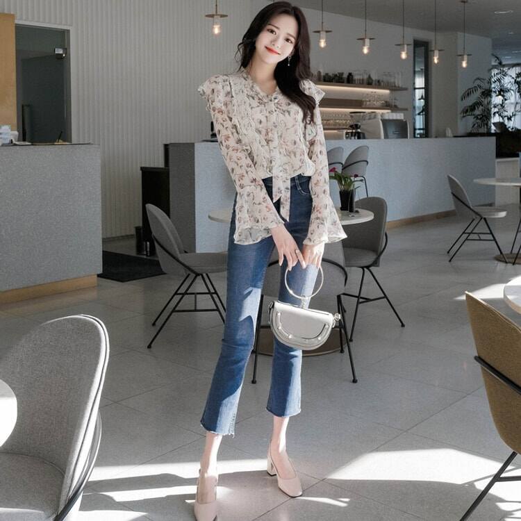 Quần jeans ống loe đang &#34;hot&#34; không kém quần ống rộng và 3 cách mặc sành điệu, siêu tôn dáng - 2