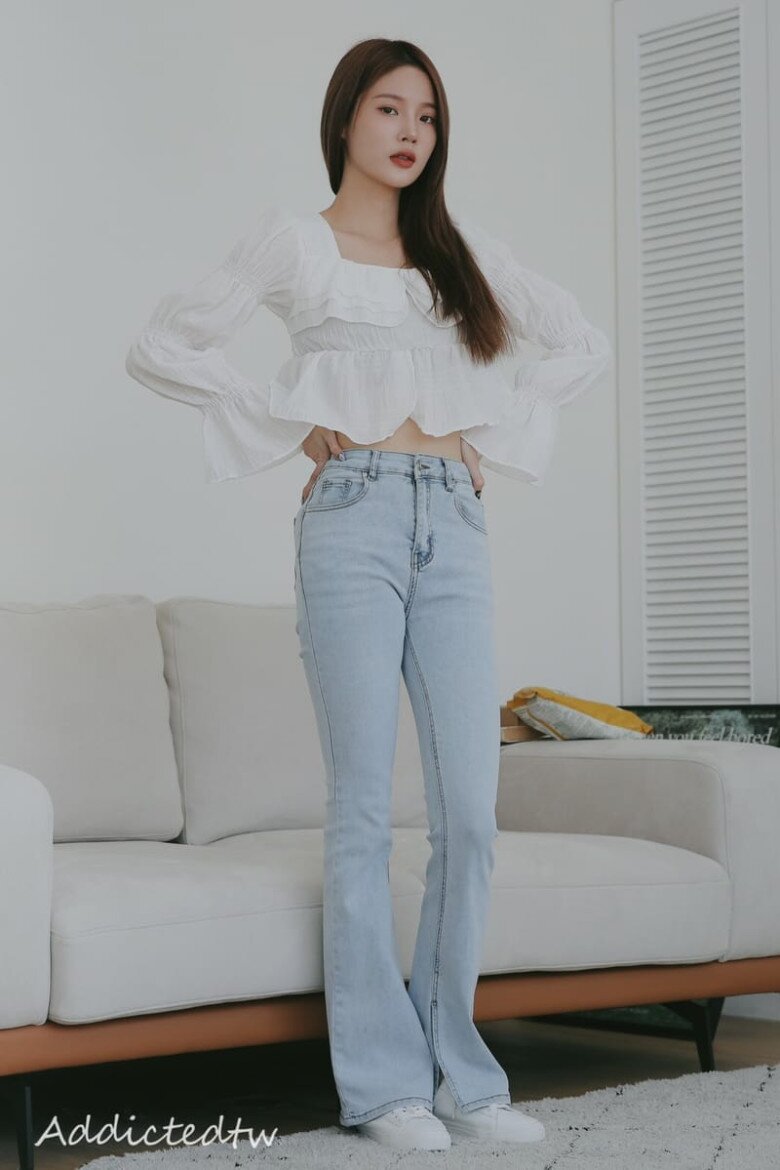 Quần jeans ống loe đang &#34;hot&#34; không kém quần ống rộng và 3 cách mặc sành điệu, siêu tôn dáng - 9