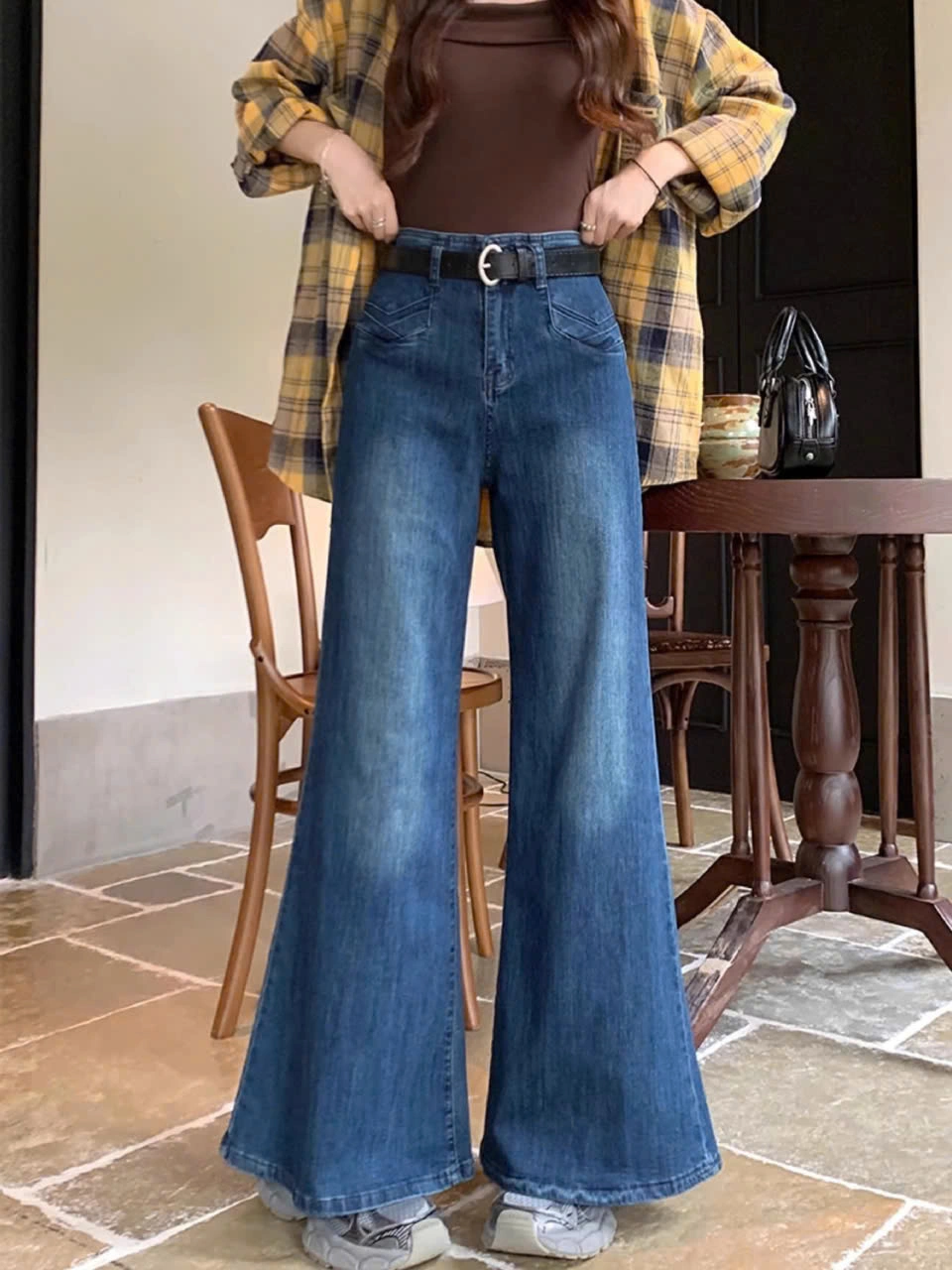 Quần jeans ống loe đang &#34;hot&#34; không kém quần ống rộng và 3 cách mặc sành điệu, siêu tôn dáng - 7