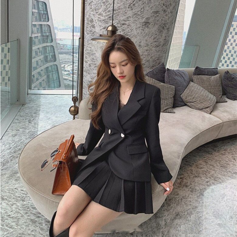 Phụ nữ 40+ mặc đồ màu đen hay xám trông trẻ đẹp hơn? Chị em nắm vững công thức để &#34;lên đồ&#34; đẹp sang - 11