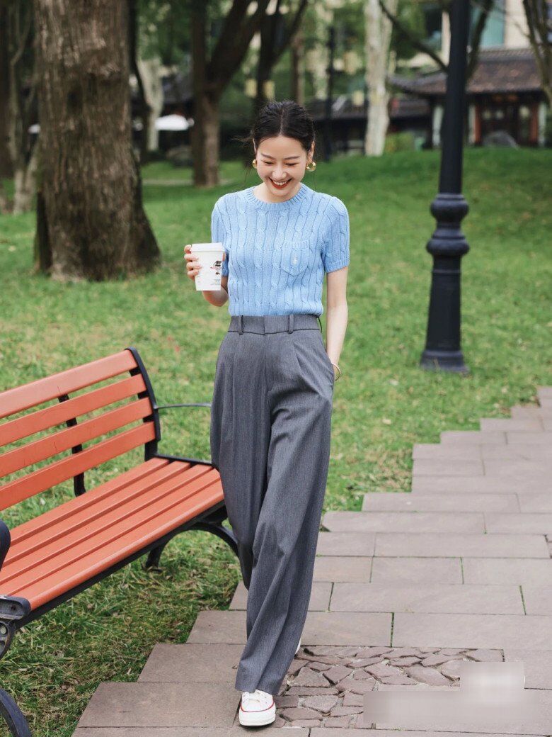 Phụ nữ 40+ mặc đồ màu đen hay xám trông trẻ đẹp hơn? Chị em nắm vững công thức để &#34;lên đồ&#34; đẹp sang - 3
