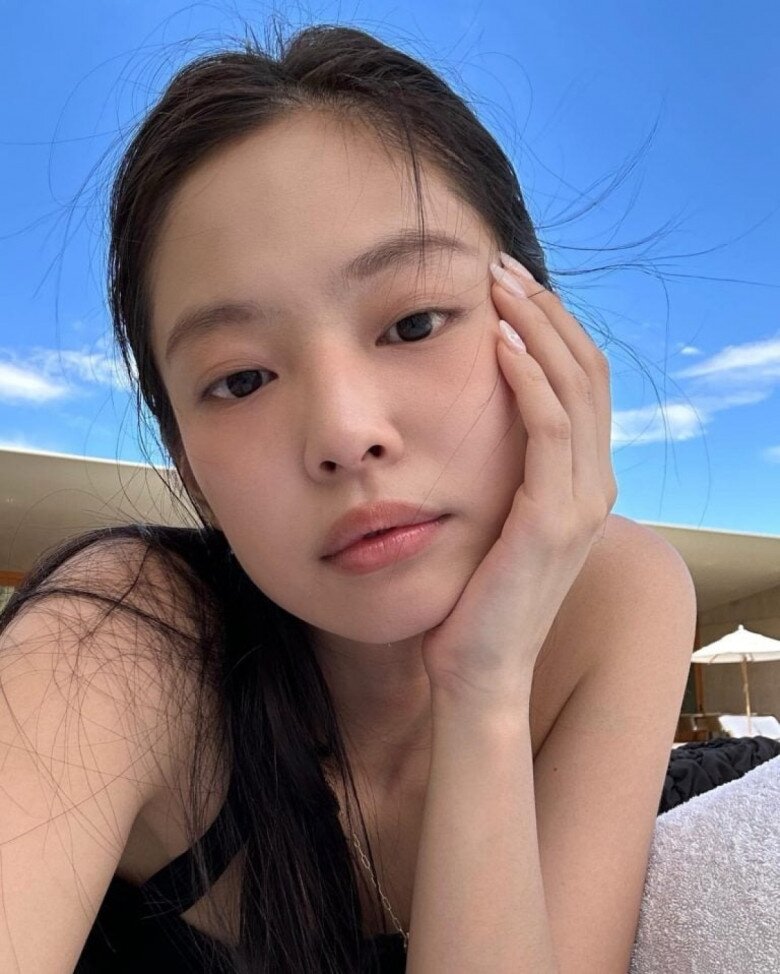 Vì sao Jennie (BLACKPINK) luôn mang vòi hoa sen đi diễn khắp hành tinh? Câu trả lời thấy ngay ở làn da nàng thơ - 5