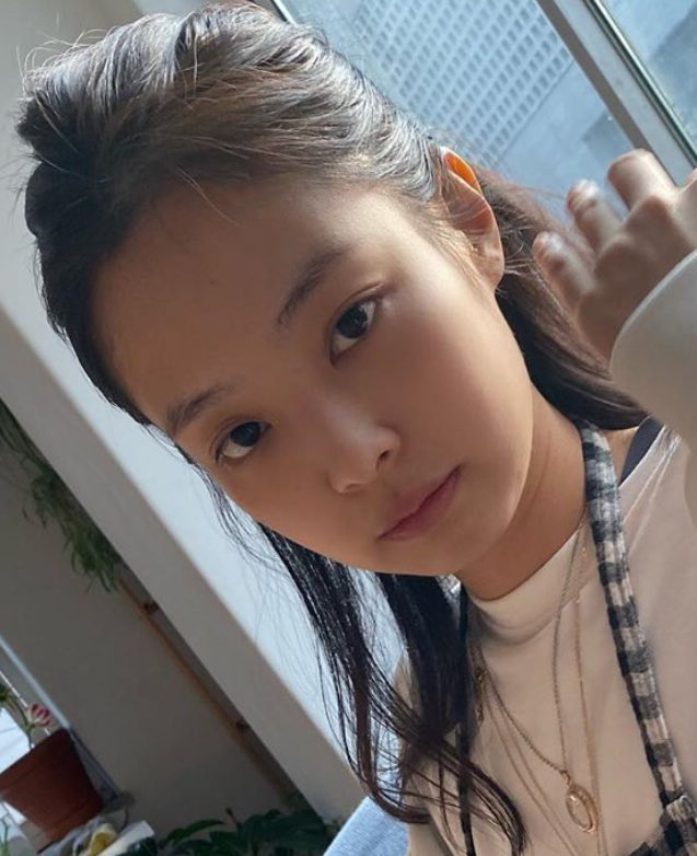 Vì sao Jennie (BLACKPINK) luôn mang vòi hoa sen đi diễn khắp hành tinh? Câu trả lời thấy ngay ở làn da nàng thơ - 3