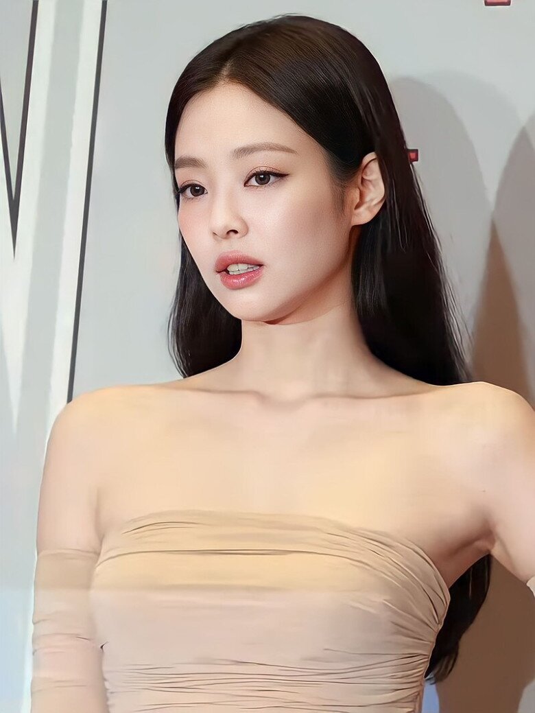 Vì sao Jennie (BLACKPINK) luôn mang vòi hoa sen đi diễn khắp hành tinh? Câu trả lời thấy ngay ở làn da nàng thơ - 1