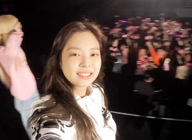 Vì sao Jennie (BLACKPINK) luôn mang vòi hoa sen đi diễn khắp hành tinh? Câu trả lời thấy ngay ở làn da nàng thơ - 4