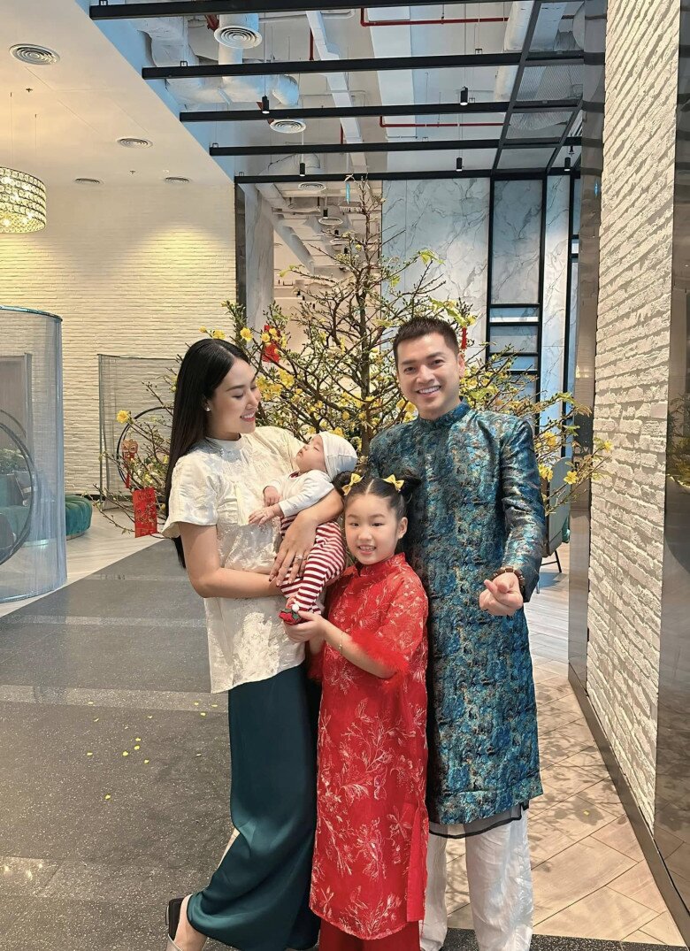 Vợ kém 37 tuổi của Quang Minh, sinh con xong liền nhanh chóng lấy lại vóc dáng thon thả, ăn mặc nuột nà bảo sao chồng mê - 4