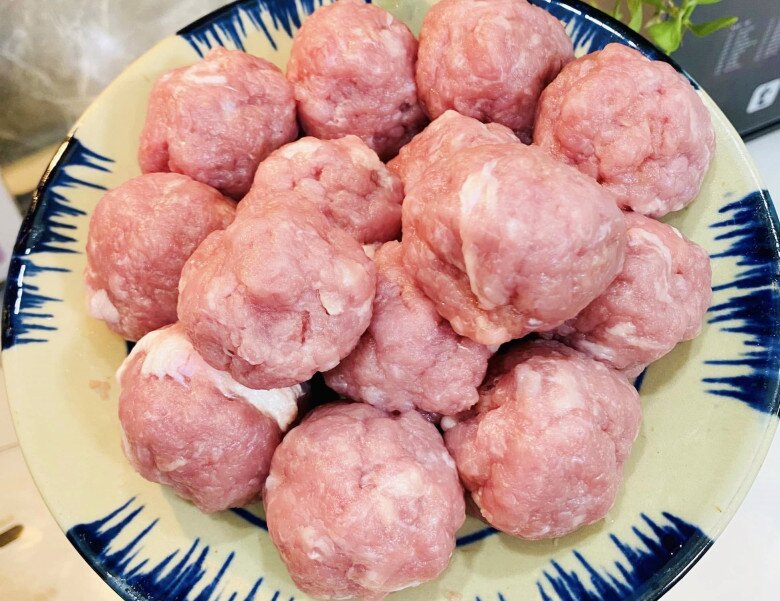 Cách làm thịt viên bọc trứng cút sốt cà chua đơn giản mà trôi cơm, ai &#34;đoảng&#34; mấy cũng thực hiện thành công - 5