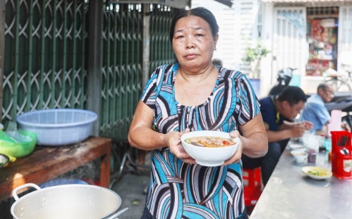 Quán bún bò rẻ nhất và “nhanh nhất” Sài Gòn, chỉ 10.000 đồng/tô, bán chưa đầy 1 giờ đồng hồ đã hết sạch - 1