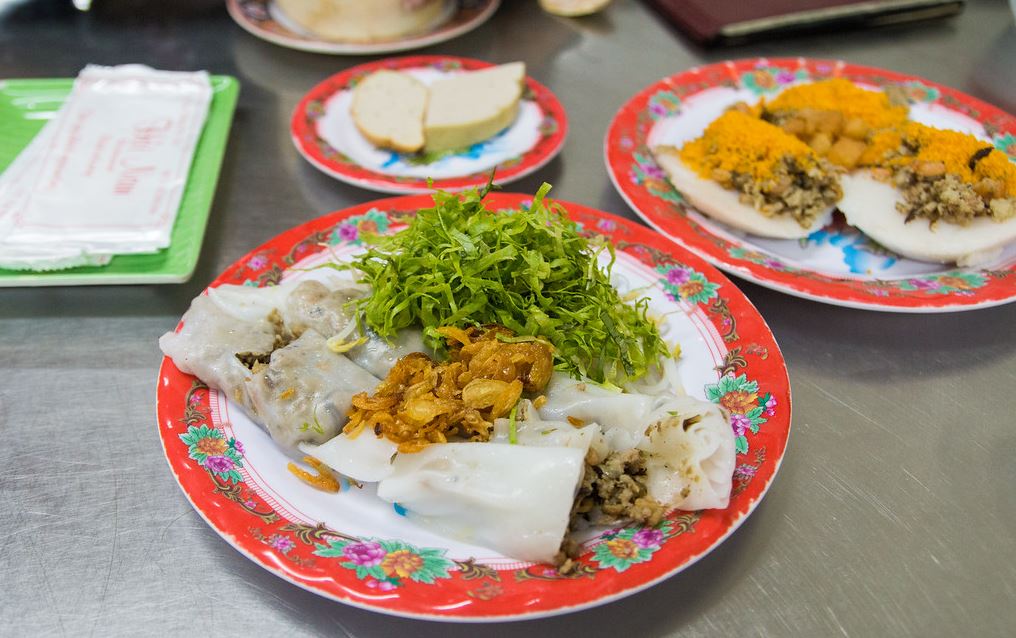 Hàng bánh cuốn hơn 50 năm làm thủ công giữa Sài Gòn, khách xếp hàng dài, muốn ăn phải đợi cô chủ đổ bột liền tay  - 2
