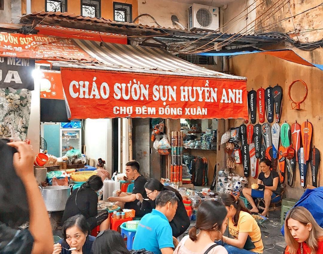 Quán cháo sườn đắt nhất Hà Nội, khách xếp hàng để được ngồi vỉa hè ăn cháo, đông hay hè vẫn bán 500 bát/ngày - 1