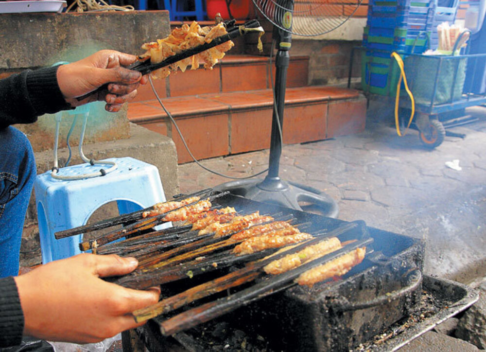 Quán bún chả gia truyền ở Hà Nội ngày bán 300 suất, hút khách bởi cách làm kỳ công cho vị siêu cuốn - 2