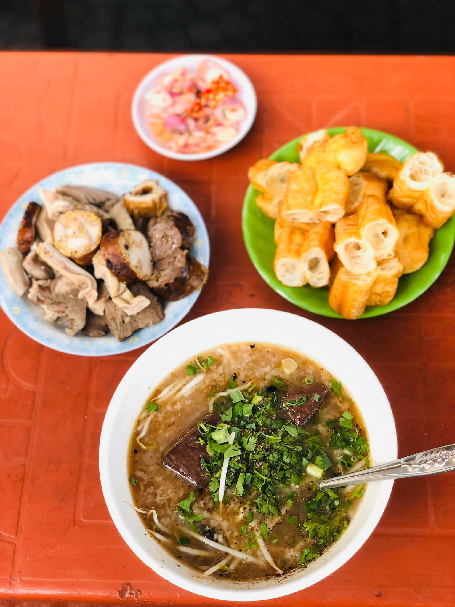 Quán cháo lòng &#34;đắt xắt ra miếng&#34; ở Sài Gòn, 60k/tô cháo vỉa hè, bí quyết 50 năm hút khách nhờ một món đặc biệt - 4