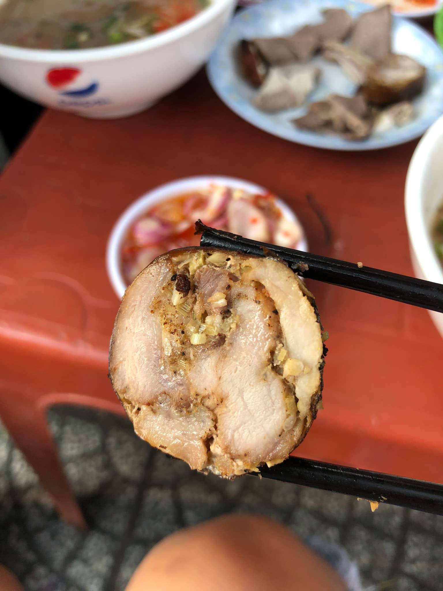 Quán cháo lòng &#34;đắt xắt ra miếng&#34; ở Sài Gòn, 60k/tô cháo vỉa hè, bí quyết 50 năm hút khách nhờ một món đặc biệt - 3