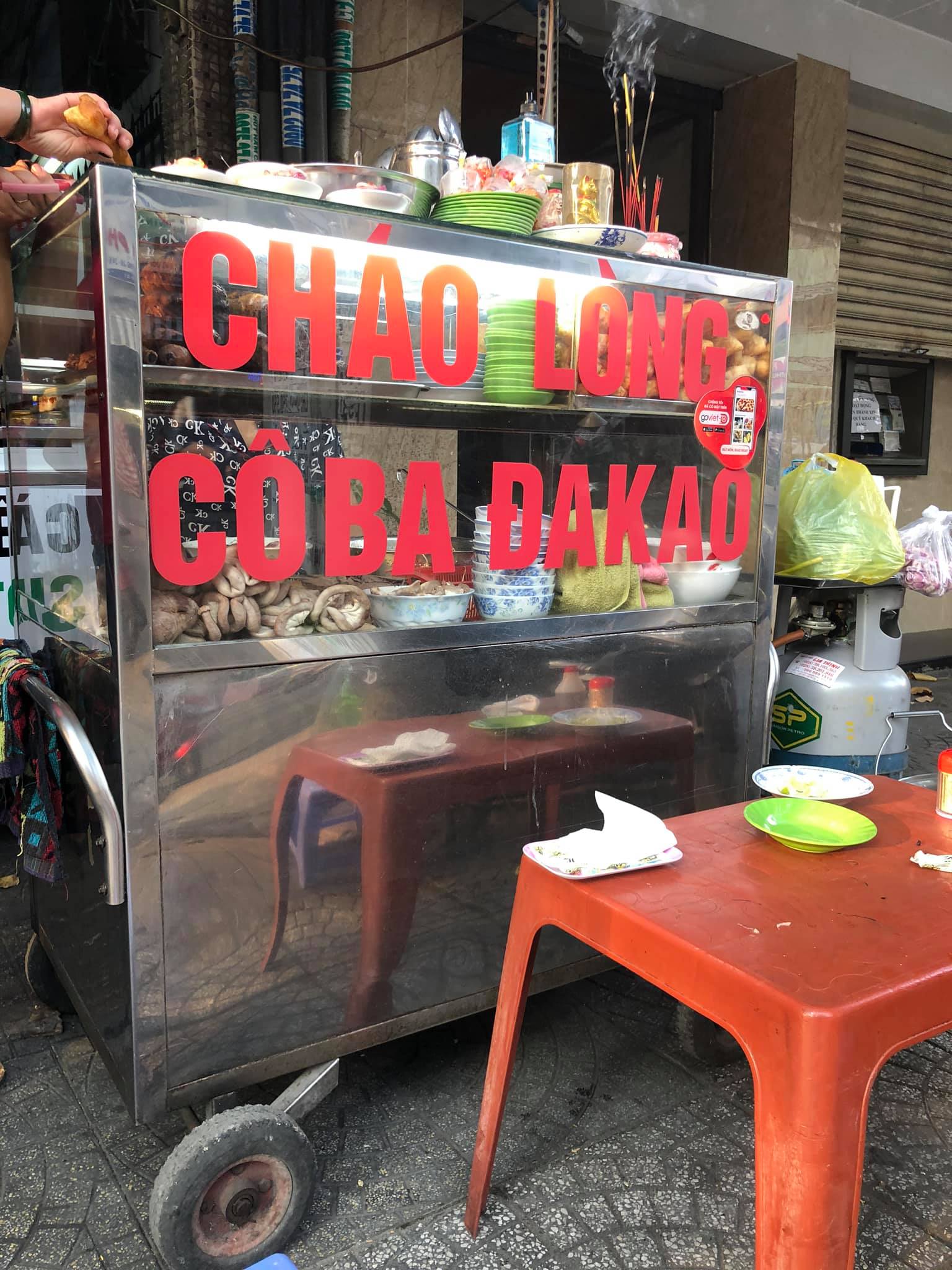 Quán cháo lòng &#34;đắt xắt ra miếng&#34; ở Sài Gòn, 60k/tô cháo vỉa hè, bí quyết 50 năm hút khách nhờ một món đặc biệt - 2