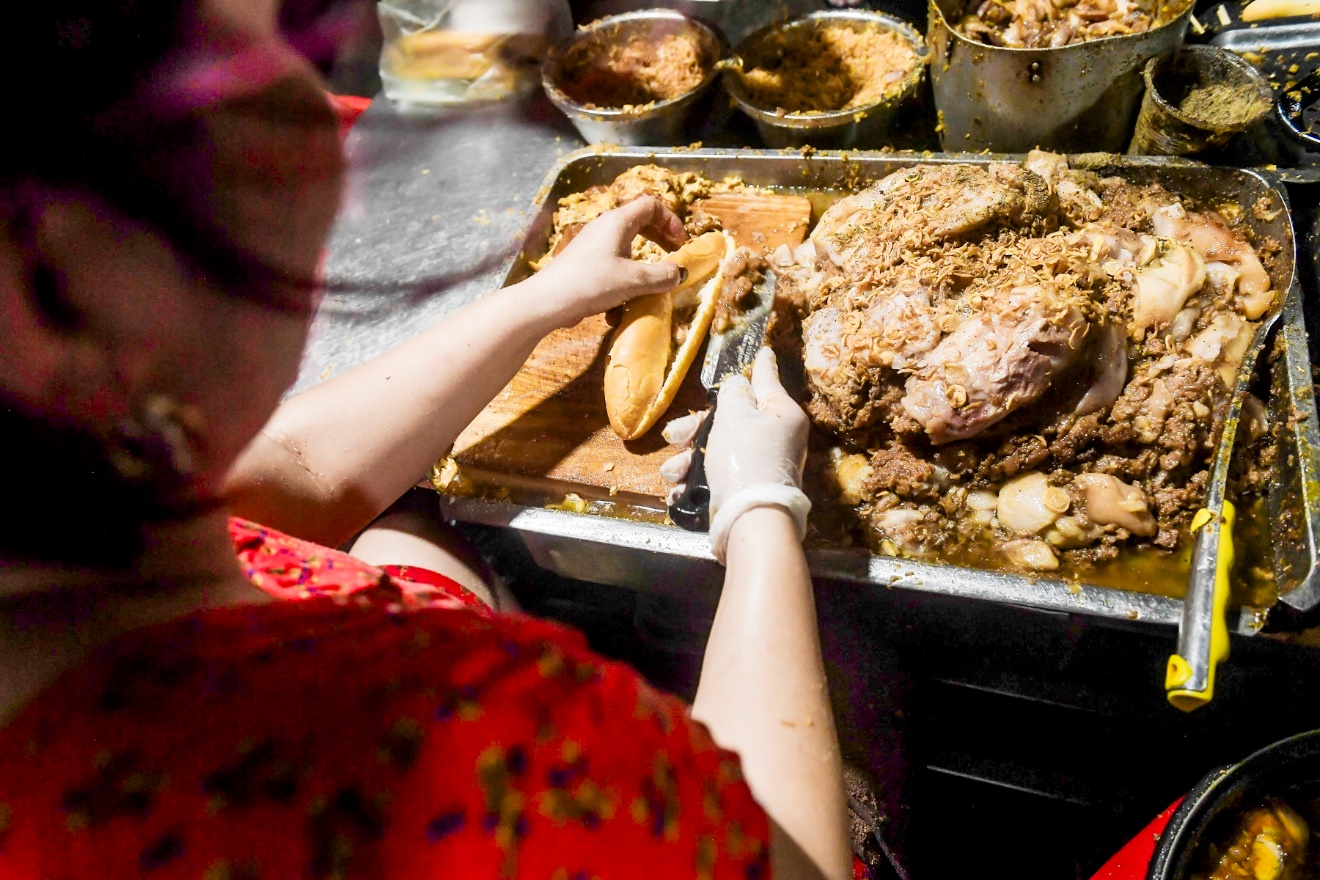 Hàng bánh mì Nam Định được “mẹ chồng khó tính” Lan Hương khen ngon nhất Việt Nam, giá rẻ bất ngờ, khách xếp hàng cả tiếng   - 3