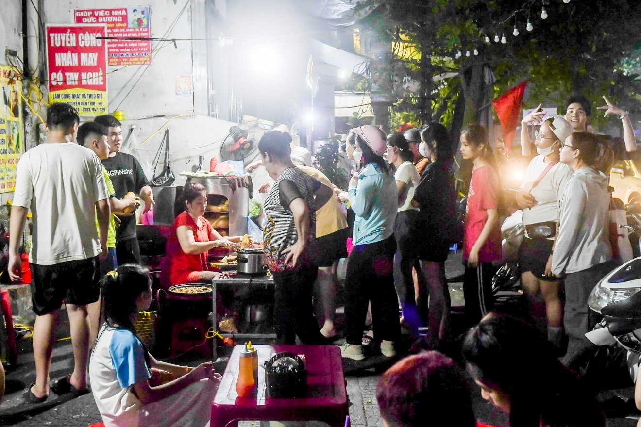 Hàng bánh mì Nam Định được “mẹ chồng khó tính” Lan Hương khen ngon nhất Việt Nam, giá rẻ bất ngờ, khách xếp hàng cả tiếng   - 4