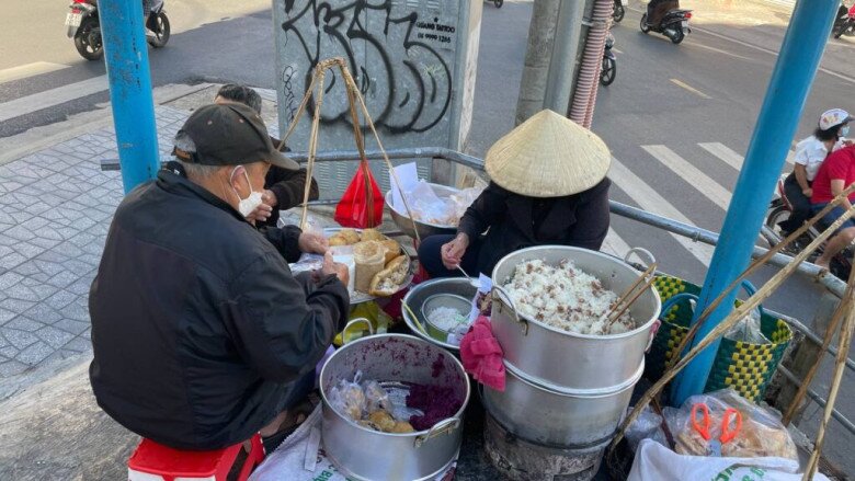 Gánh bánh tiêu xôi hơn 30 năm tuổi ở Đà Lạt, biến món ăn vỉa hè trở thành đặc sản, muốn ăn phải dậy thật sớm - 3