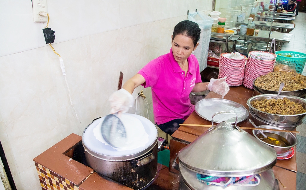 Hàng bánh cuốn hơn 50 năm làm thủ công giữa Sài Gòn, khách xếp hàng dài, muốn ăn phải đợi cô chủ đổ bột liền tay  - 1