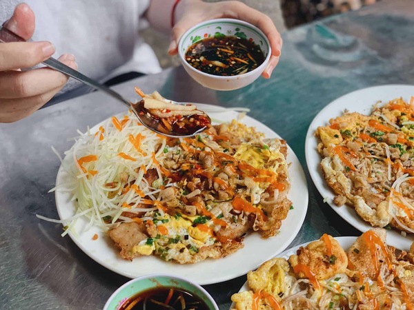 Quán bột chiên nổi tiếng Sài Gòn, khách đông không có chỗ ngồi, chủ người Hoa giữ công thức bí truyền hàng chục năm - 1
