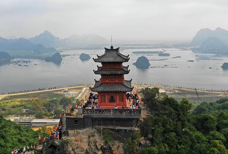 8 điểm đến tâm linh gần Hà Nội thích hợp du xuân, có ngôi chùa cổ nhất Việt Nam, nơi lập nhiều kỷ lục châu Á - 1