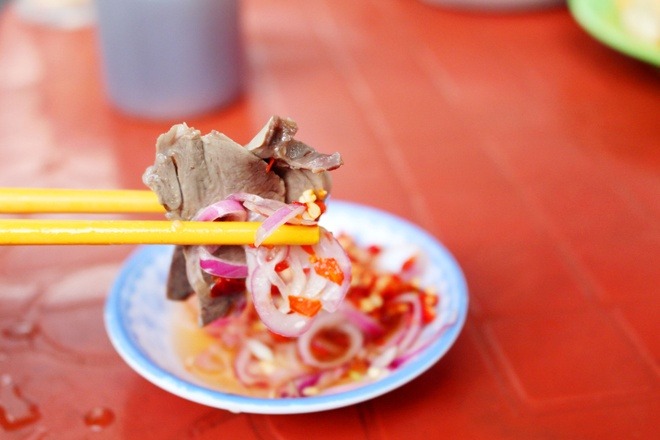 Quán cháo lòng &#34;đắt xắt ra miếng&#34; ở Sài Gòn, 60k/tô cháo vỉa hè, bí quyết 50 năm hút khách nhờ một món đặc biệt - 5