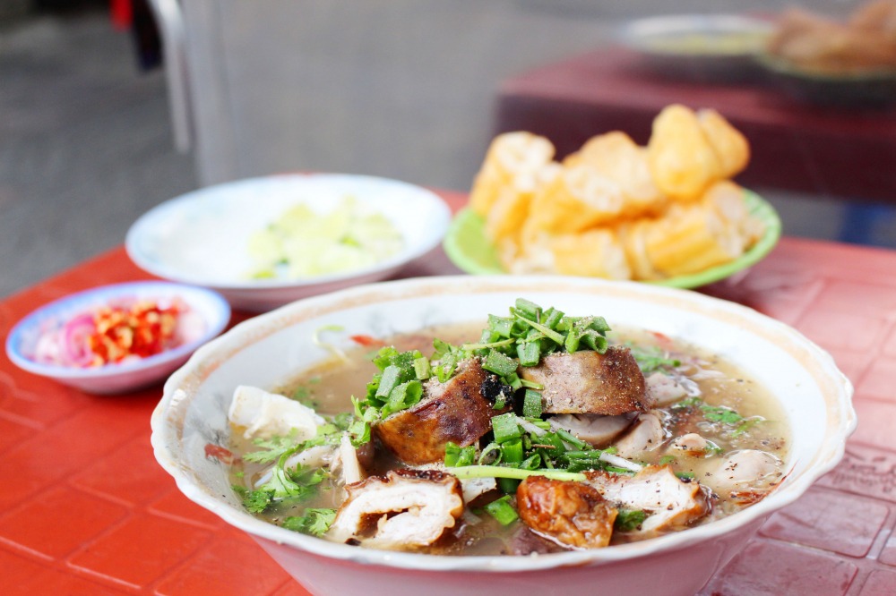 Quán cháo lòng &#34;đắt xắt ra miếng&#34; ở Sài Gòn, 60k/tô cháo vỉa hè, bí quyết 50 năm hút khách nhờ một món đặc biệt - 1