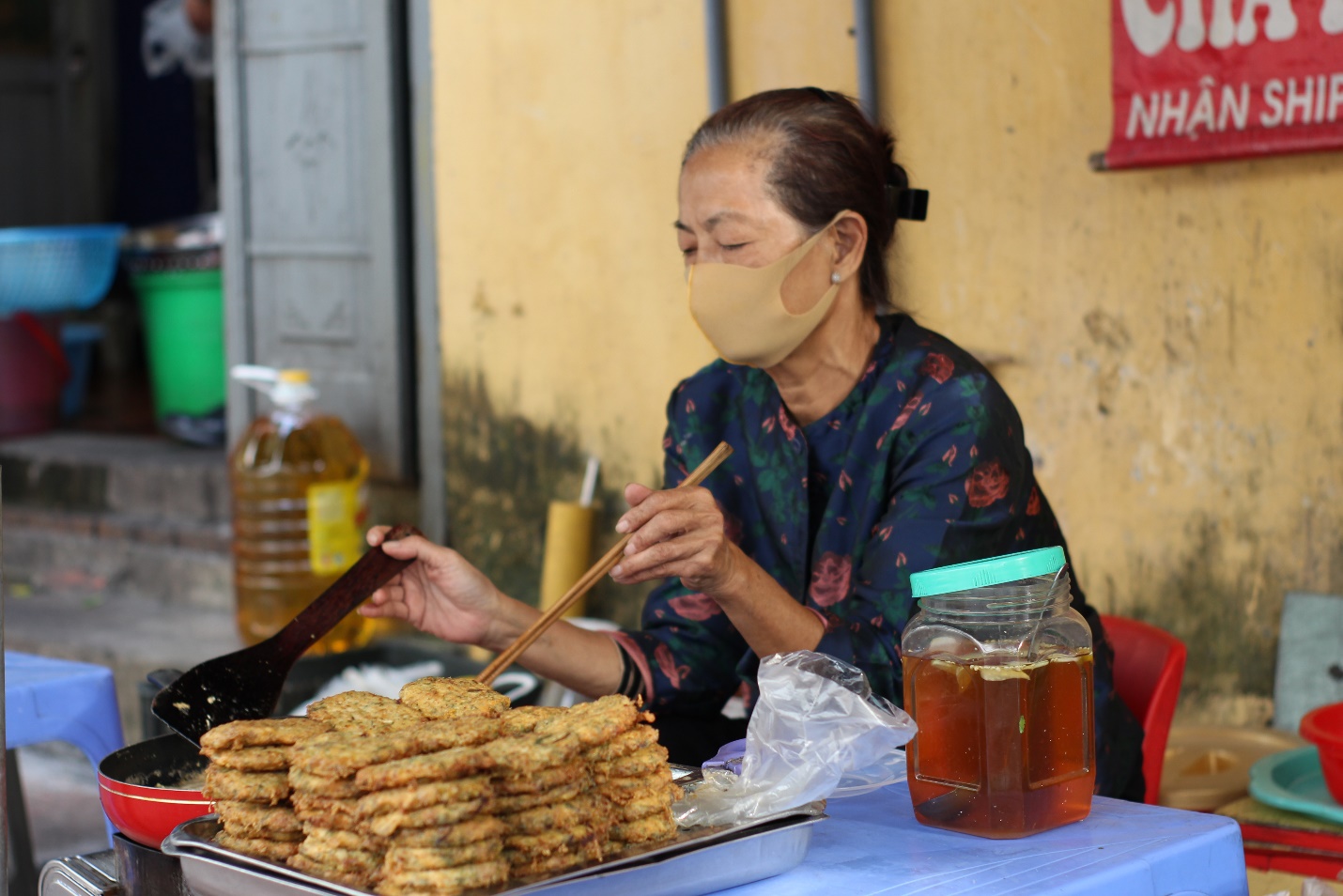 Ở Hà Nội có hàng chả rươi hút khách theo công thức “ba xoa hai đập”, quán bé xíu, ai muốn mua phải xếp hàng chờ - 2