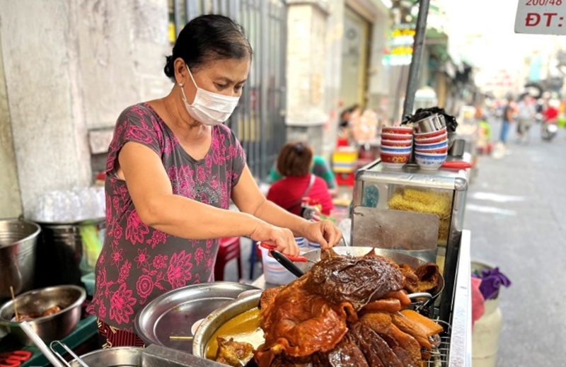 Quán phá lấu Sài Gòn giữ chân khách hơn 20 năm, hương vị xưa “không lẫn vào đâu được” nhờ một nguyên liệu rẻ tiền - 2