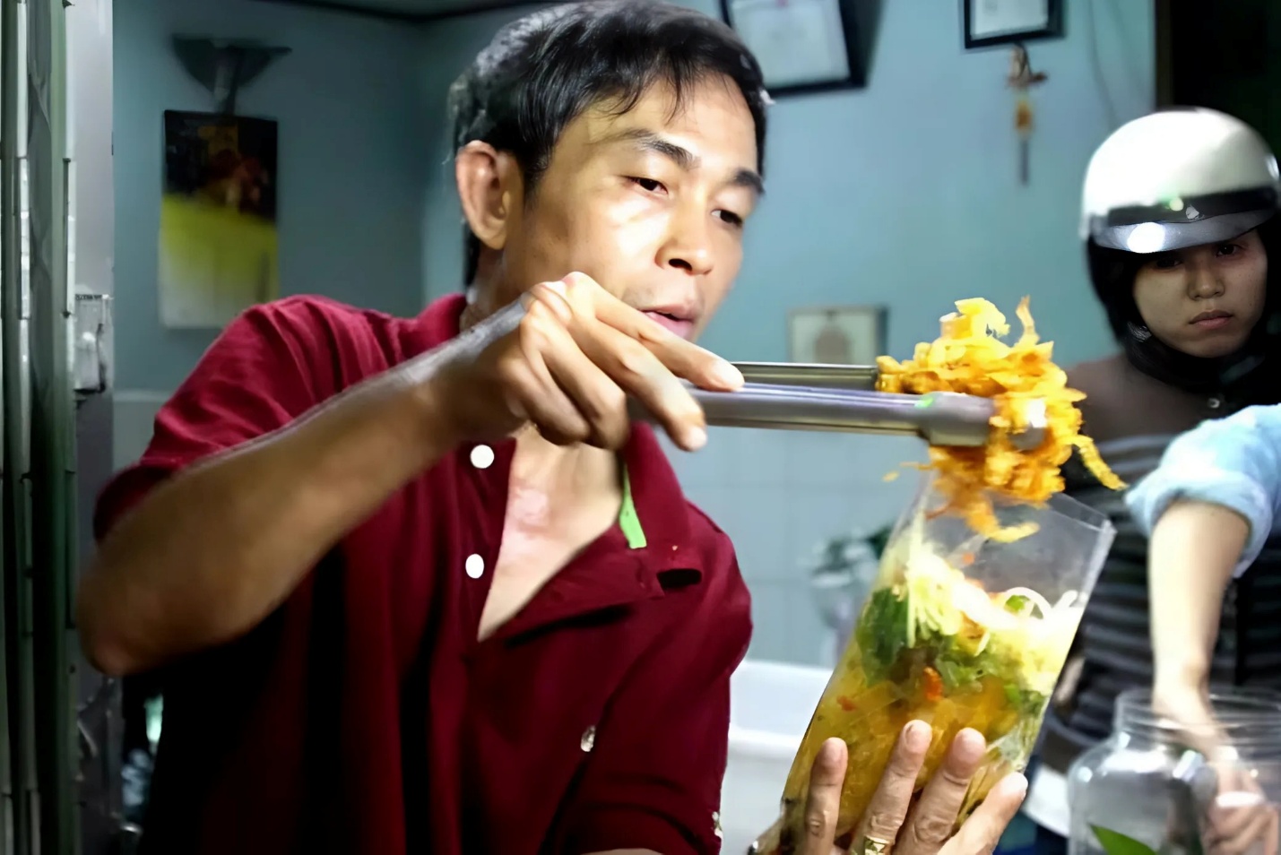 Quán bánh tráng trộn có vị lạ nhất Sài Gòn, không gian bé xíu mà hút khách nhờ loại nước sốt “thần thánh” độc quyền - 1