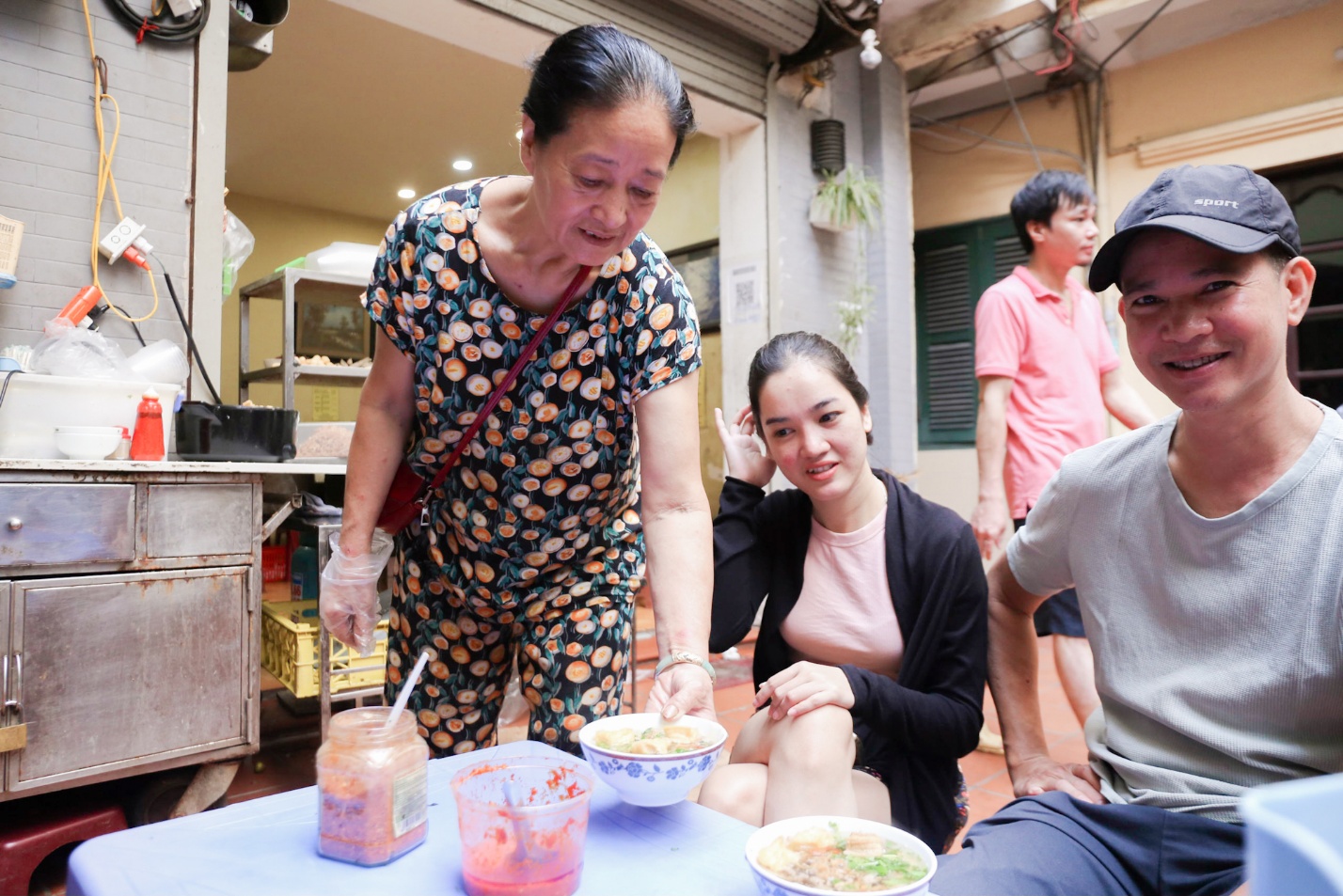 Hàng bánh đúc nóng hơn 30 năm ở Hà Nội, nằm trong ngõ sâu mà khách nườm nượp, giá chỉ 20k là full topping - 2