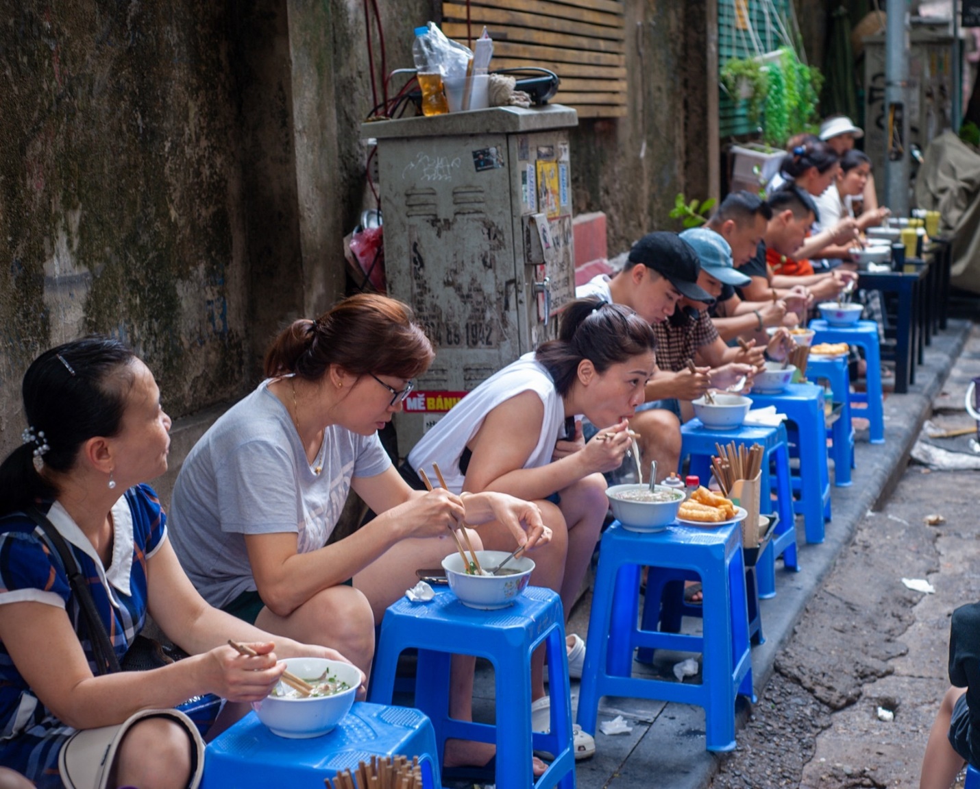 Lạ lùng quán “phở nước đục” 4 đời ở Hà Nội, khách xếp hàng dài chờ đến lượt, tự bê và ngồi vỉa hè thưởng thức - 4