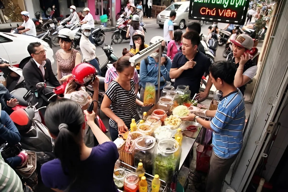 Quán bánh tráng trộn có vị lạ nhất Sài Gòn, không gian bé xíu mà hút khách nhờ loại nước sốt “thần thánh” độc quyền - 4
