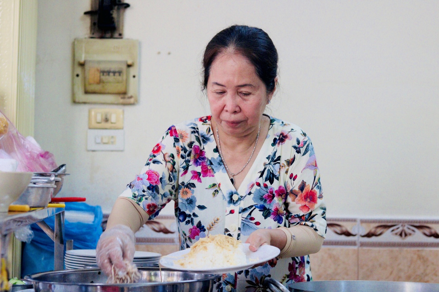 Tiệm cơm tấm Sài Gòn bán 6 tháng nghỉ 6 tháng vẫn đông khách, nổi tiếng với món chả cua công thức 60 năm độc quyền - 2