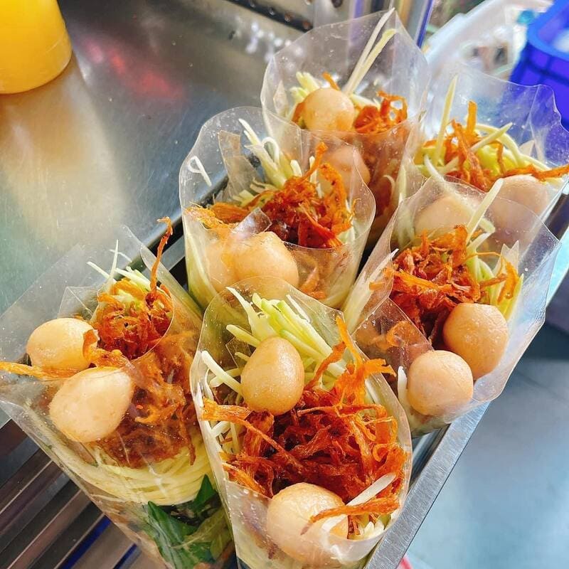 Quán bánh tráng trộn có vị lạ nhất Sài Gòn, không gian bé xíu mà hút khách nhờ loại nước sốt “thần thánh” độc quyền - 2