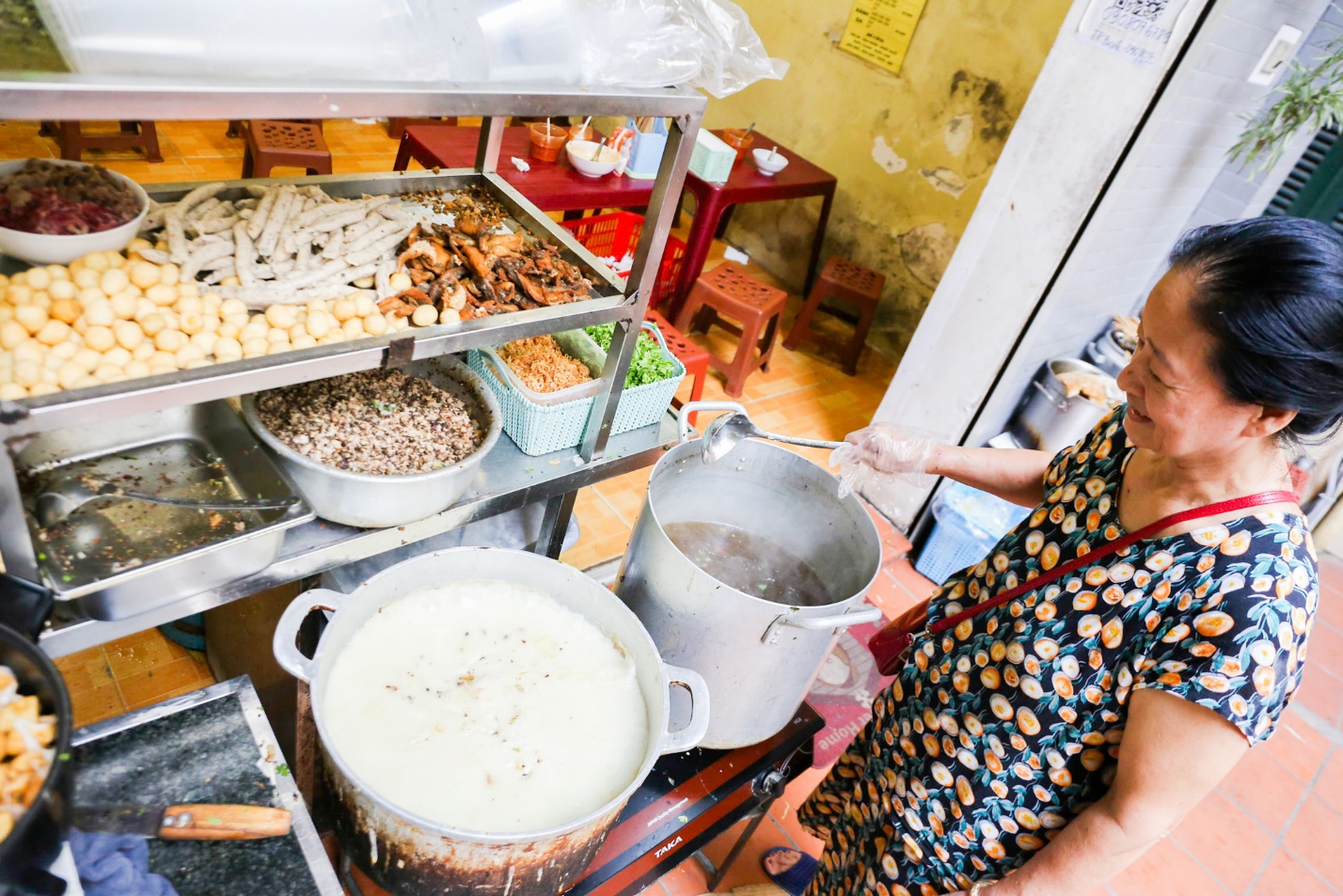 Hàng bánh đúc nóng hơn 30 năm ở Hà Nội, nằm trong ngõ sâu mà khách nườm nượp, giá chỉ 20k là full topping - 3