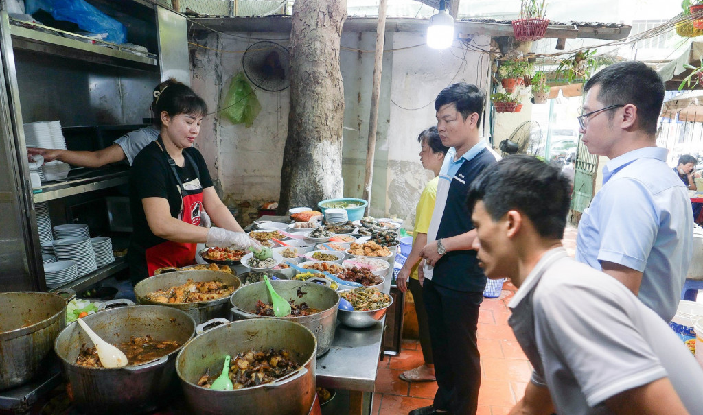 Ở Hà Nội có một quán “cơm bụi nhà giàu”, ngồi ăn vỉa hè, giá 200.000 đồng/suất vẫn chật kín khách  - 3