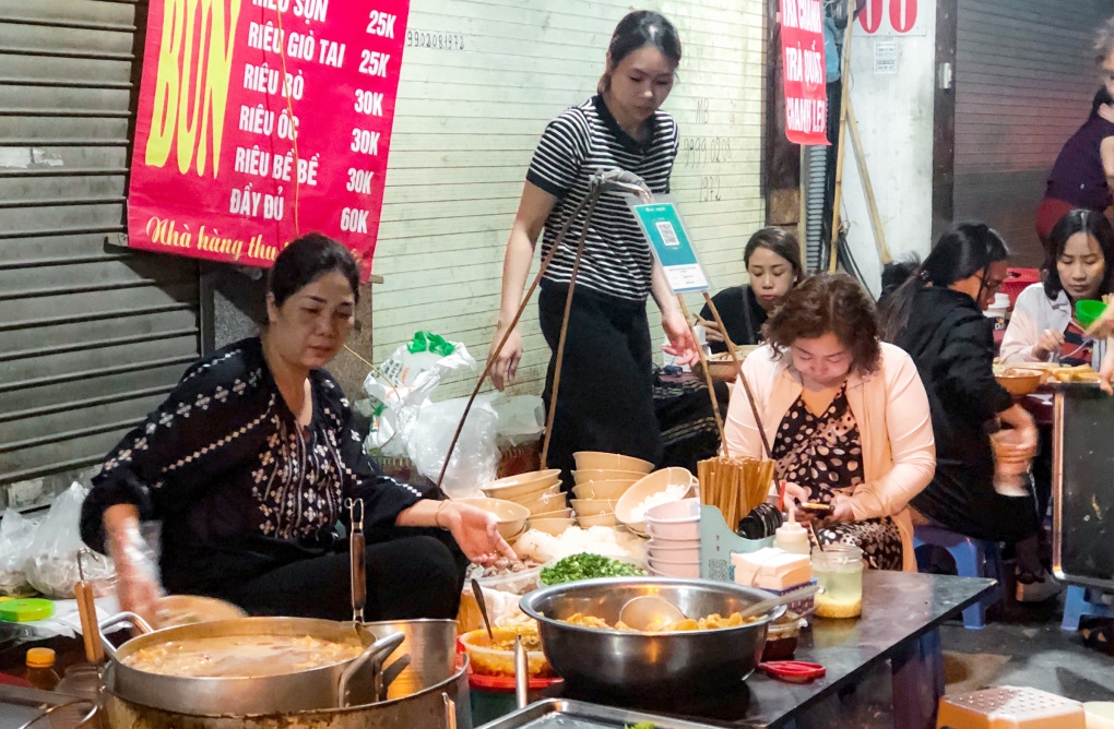 Ở Hà Nội có gánh bún riêu vỉa hè tên “kém sang”, mỗi đêm bán 700 bát, khách xếp hàng chờ đến lượt - 1