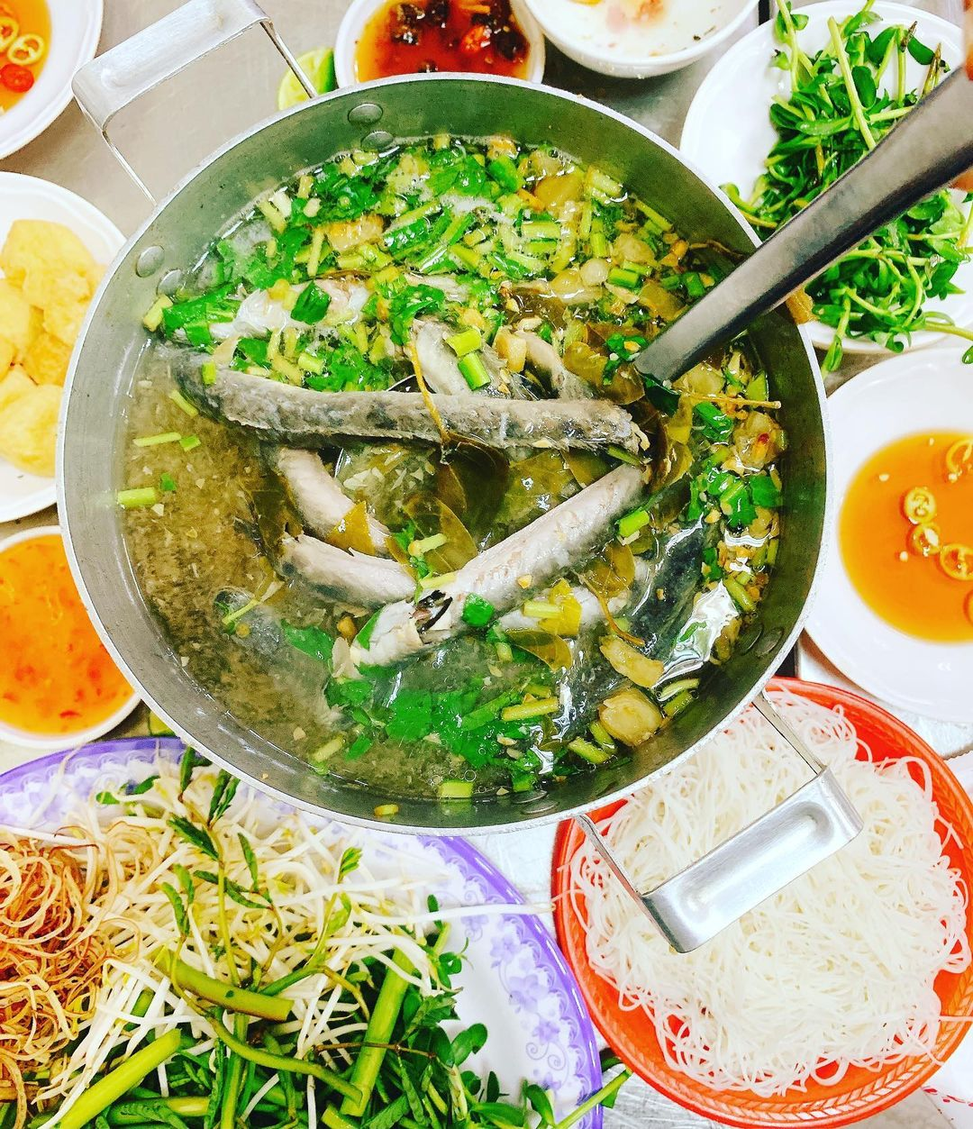 Quán lẩu cá kèo chuẩn vị miền Tây nhất Sài Gòn, khách ngồi kín bàn vì món ăn tươi và giá rẻ giật mình  - 1