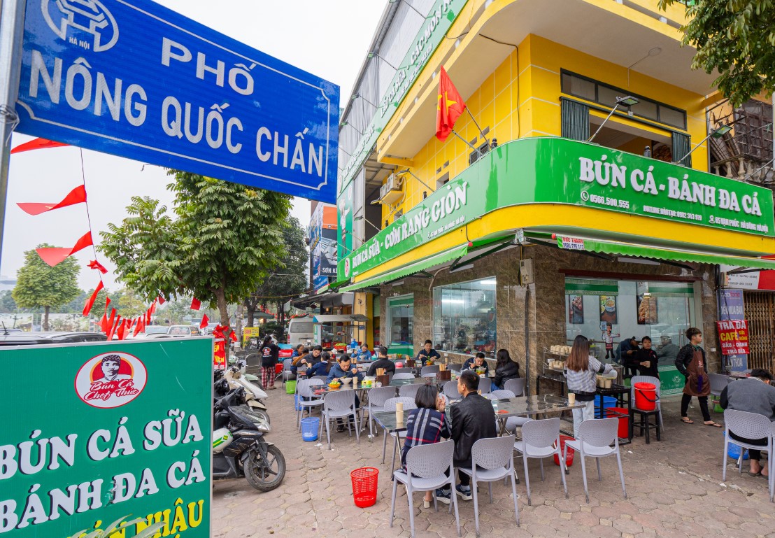 Quán &#34;bún cá sữa&#34; duy nhất ở Hà Nội, hương vị độc lạ bán hơn 1000 bát/ ngày, nhân viên phục vụ không ngơi tay - 5