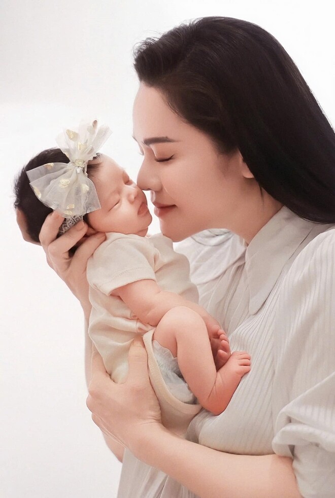 Nhật Kim Anh kể nguồn gốc tiệc đầy tháng con toàn vàng, &#34;tiểu công chúa&#34; gần 2 tháng đã có 2 tủ đồ riêng - 11