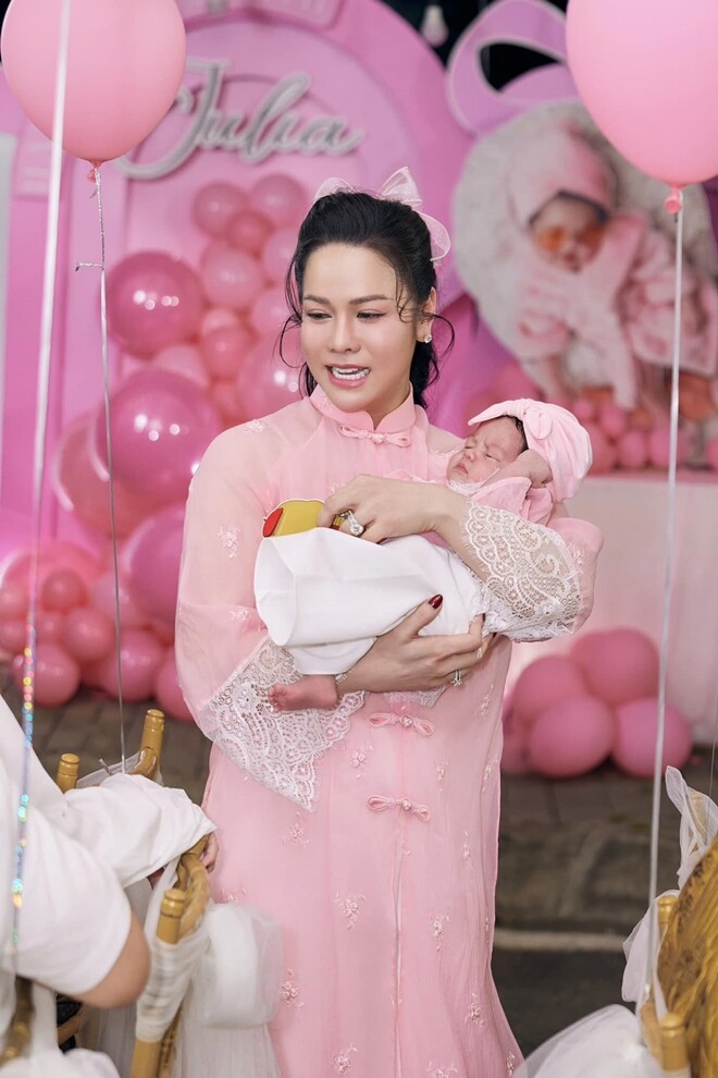 Nhật Kim Anh kể nguồn gốc tiệc đầy tháng con toàn vàng, &#34;tiểu công chúa&#34; gần 2 tháng đã có 2 tủ đồ riêng - 13