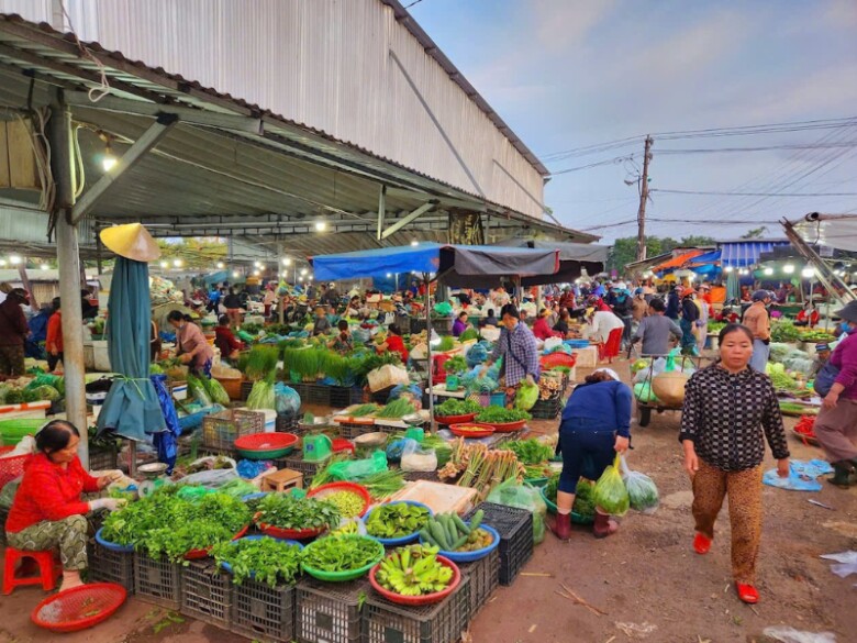 Giữa lòng xứ Huế có khu chợ đầu mối lớn nhất thành phố, còn được gọi là phiên chợ &#34;đặc biệt&#34; vì 1 lý do - 2