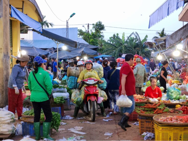 Giữa lòng xứ Huế có khu chợ đầu mối lớn nhất thành phố, còn được gọi là phiên chợ &#34;đặc biệt&#34; vì 1 lý do - 3