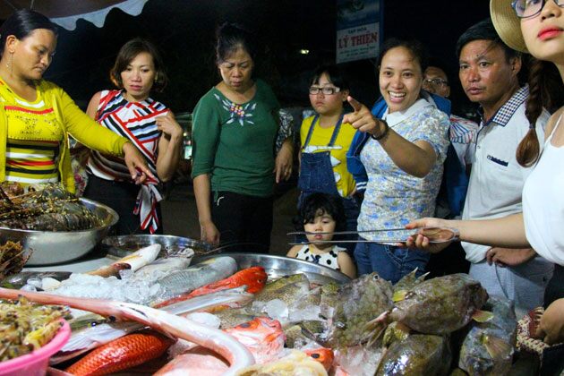 Dậy từ 3h đi khu chợ hải sản đêm sầm uất nhất Lý Sơn, đủ loại hải sản xịn xò với giá rẻ chưa từng thấy - 1