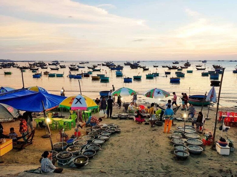 Chợ hải sản nổi tiếng nhất Phan Thiết: Mua hàng bằng thau chứ không tính cân, khách Tây khách ta đều mê - 2