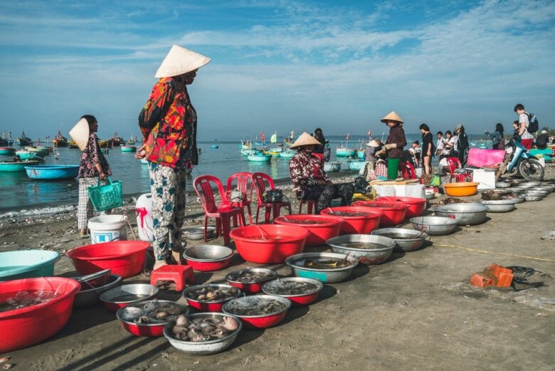 Chợ hải sản nổi tiếng nhất Phan Thiết: Mua hàng bằng thau chứ không tính cân, khách Tây khách ta đều mê - 1