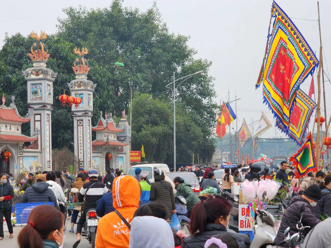 Chợ quê hiếm hoi giữa lòng Thủ đô chỉ họp vào dịp Tết, đến đây như lạc vào chợ làng 30 năm trước - 1