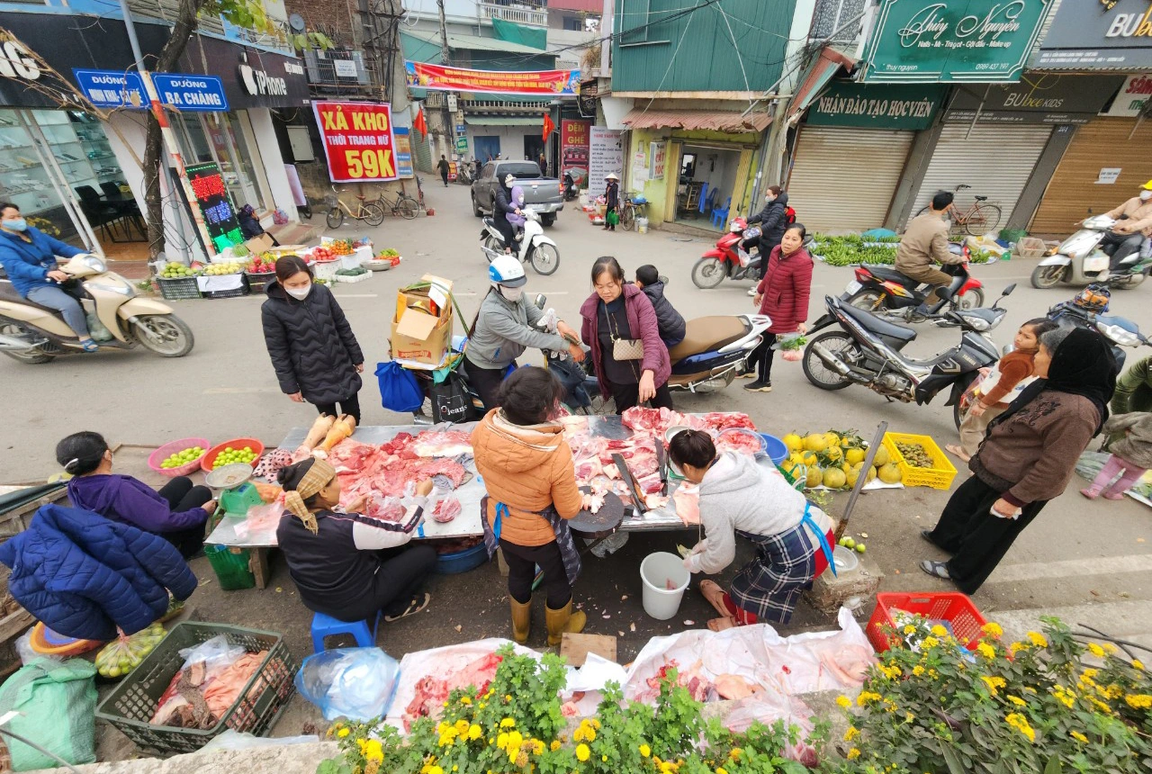 Chợ quê hiếm hoi giữa lòng Thủ đô chỉ họp vào dịp Tết, đến đây như lạc vào chợ làng 30 năm trước - 2