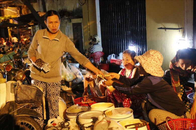 Giữa lòng Hội An có phiên chợ chỉ dành cho phụ nữ, tồn tại hơn 30 năm dù chỉ họp vào 1h sáng - 3